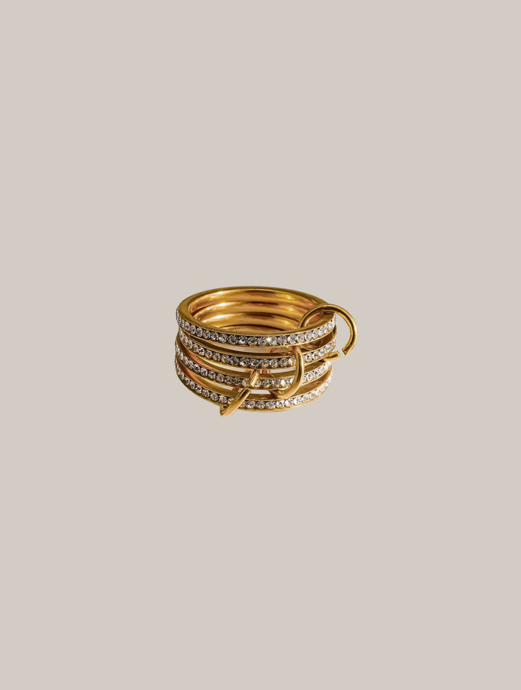 Anillo de circonias enlazado