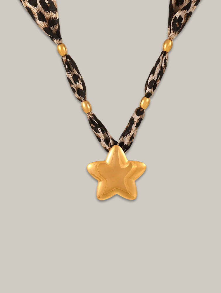 Collar estrella con cordón animal print