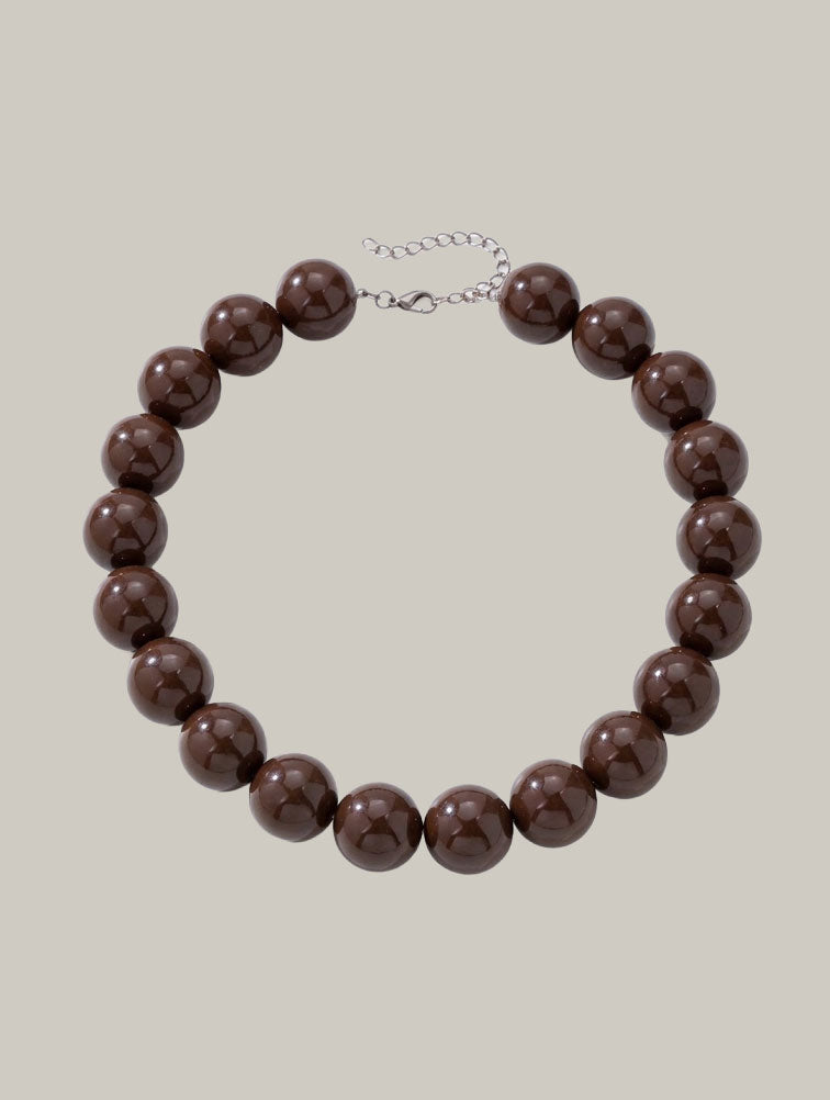 Collar marrón maximalista